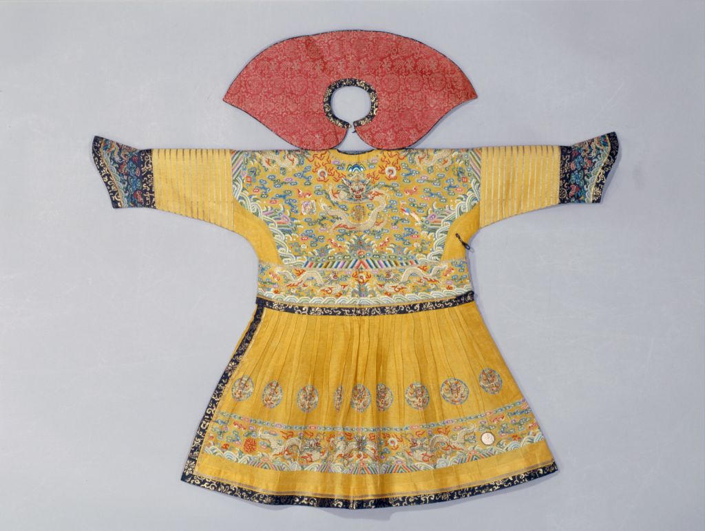 图片[2]-Bright yellow diameter yarn embroidered multicolored golden dragon small court robe-China Archive